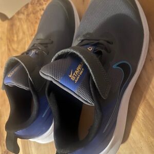Boys Youth Nike Starrunner Shoes Size 3 NEW